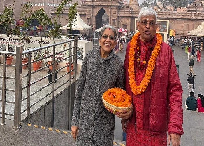 South-indian-guest-visit-vishwanath-temple-Kashi-Vacations
