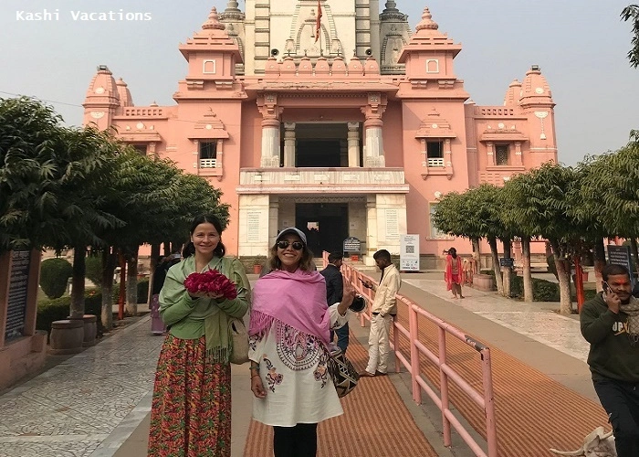 foreigner-guest-visit-bhu-birla-temple-by-kashi-vacations